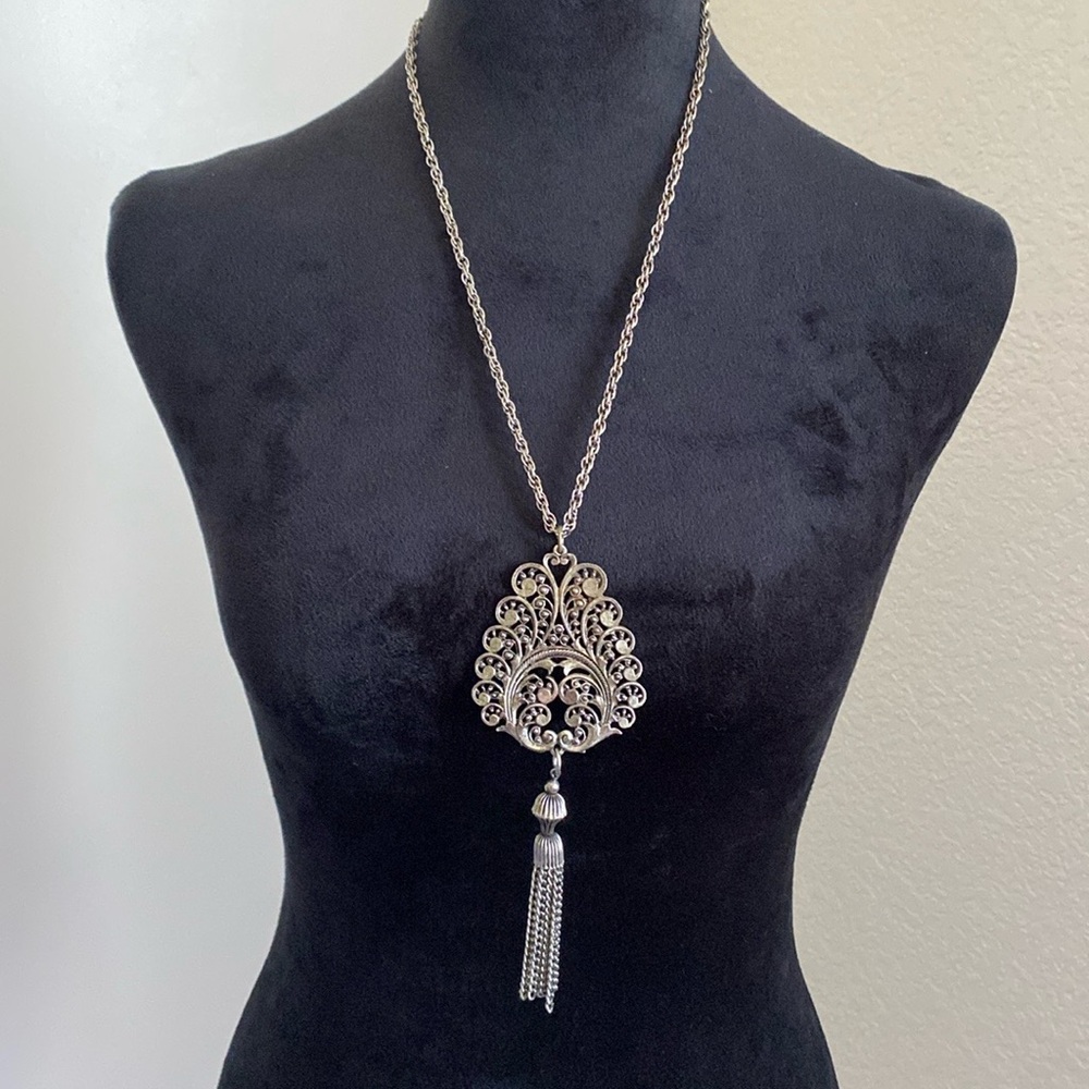 Elegant Vintage Silver Pendant Necklace